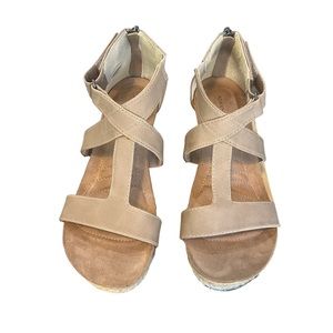 Tan Adrienne Vittadini Sandals Women’s Size 6